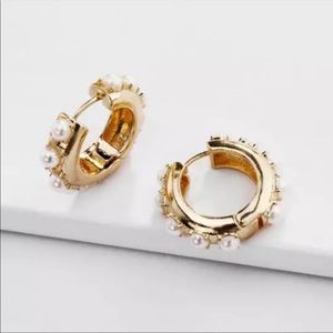 Pearl and gold tone hoop fashion earring